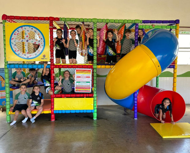 Alunos da Educao Infantil do Colgio Anglo recebem novo brinquedo